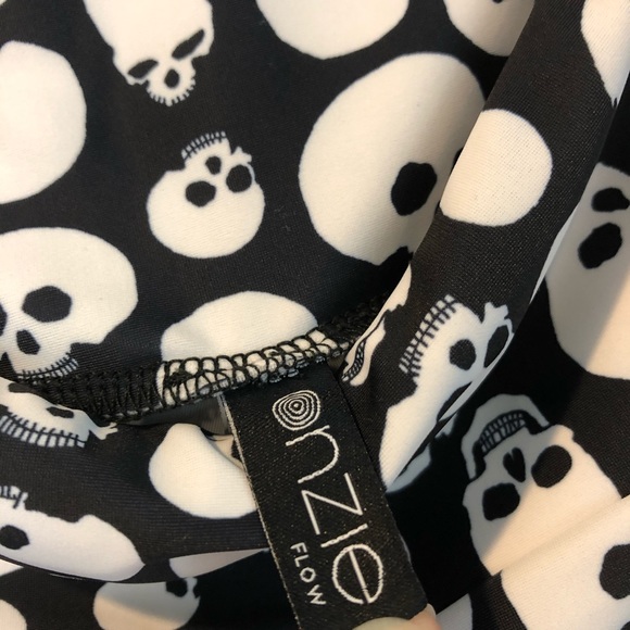 Onzie Skull Print High Basic Capri Leggings - Picture 14 of 16